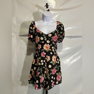 Women’s Floral Tie Back Romper Size Large